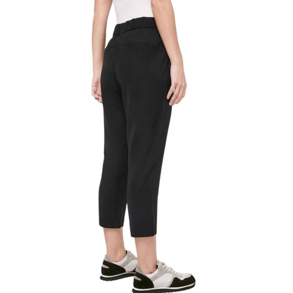 Lululemon On The Fly Crop *Woven 23" size 2 Black Travel Pant - Picture 2 of 12